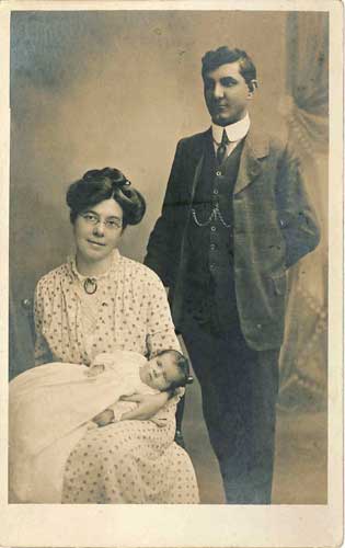 Photograph of Mabel, Ben and Fred Hoyle in 1915