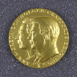 Obverse of Hoyle's Crafoord Prize medal, showing portraits of Anna-Greta and Holger Crafoord