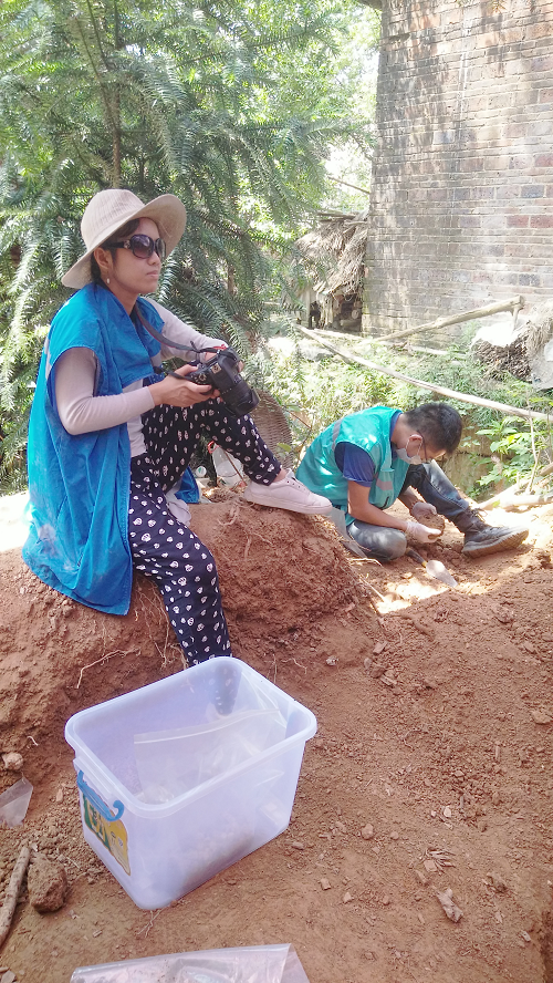 Zhenru Jacqueline Lin filming a soul-calling ritual for hundreds of KMT soldiers buried in a graveyard destroyed by the CCP after 1949. Local communities are now working to locate, restore, and rebuild these cemeteries. In the background, an NGO colleague records exhumed bones.