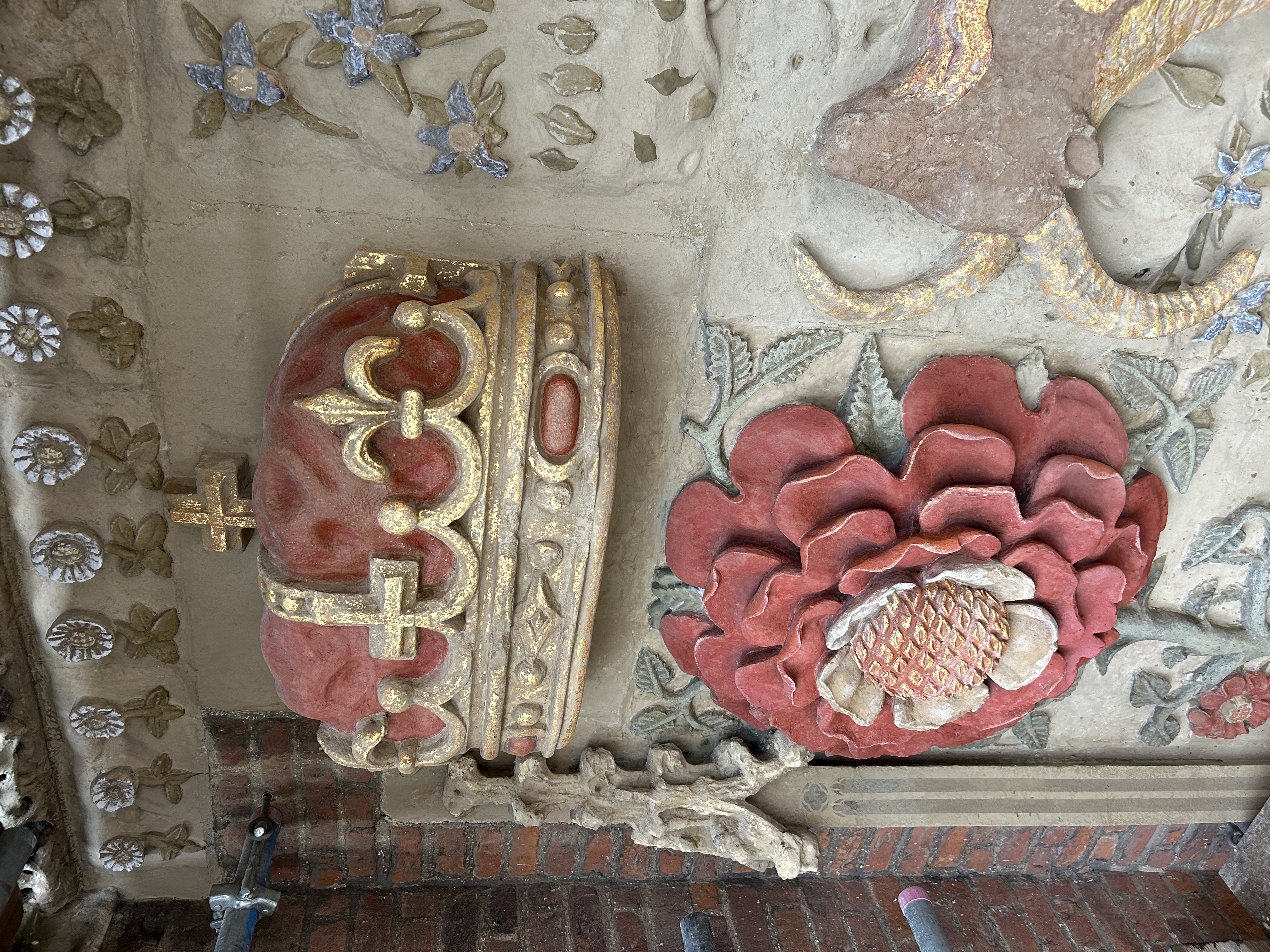 Rose and crown sculptures on St John's College Great Gate