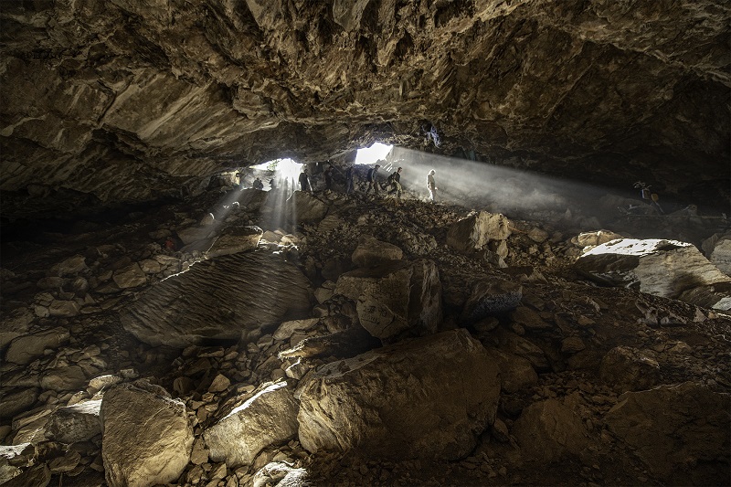 The team entering the Chiquihuite Cave. Credit: Devlin A. Gandy