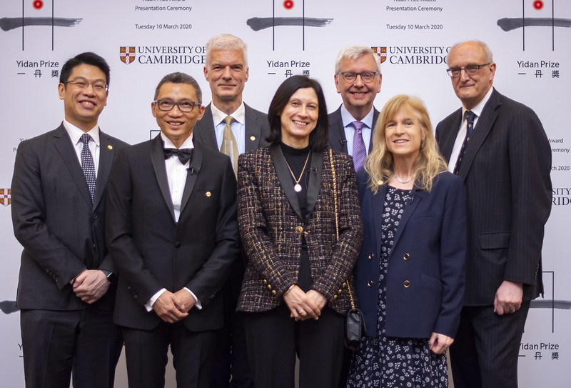​Professor Usha Goswami, centre, with Dr Charles Chen Yidan and other officials including Professor Anna Vignoles, who nominated Professor Goswami for the prize, and Professor Stephen J Toope, Vice Chancellor of the University of Cambridge ​