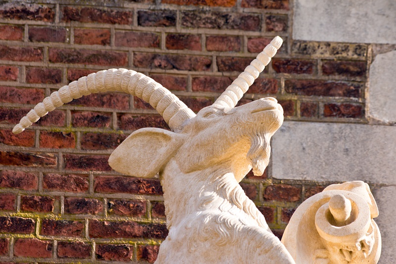 Top of yale statue